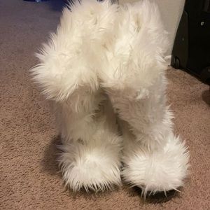 Rave boots white fuzzy fur size 6 women’s